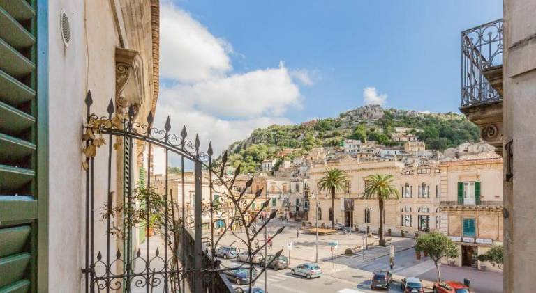 Serviced apartment with patio | Near Duomo of San Giorgio in Modica