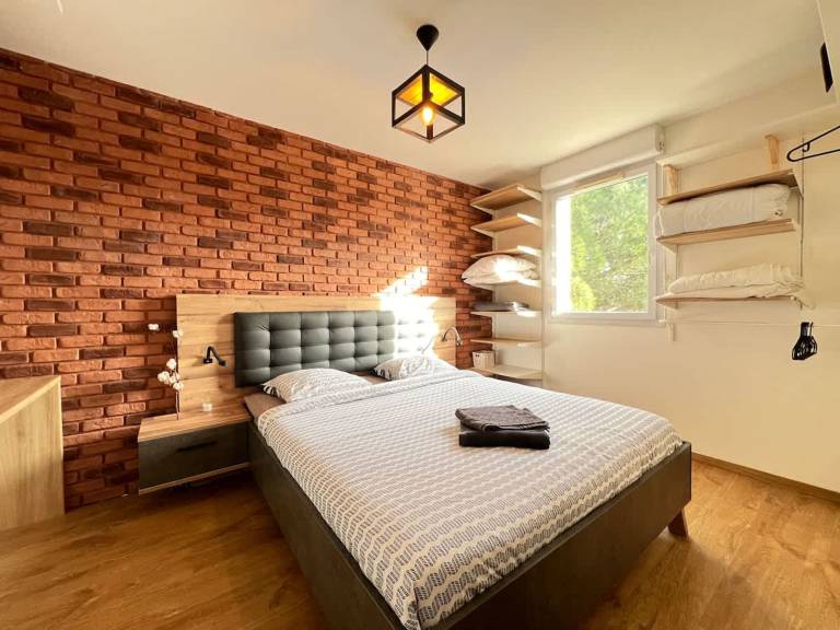 Child-friendly beautiful holiday apartment with pool & fast internet | Lake view | Dogs allowed in Toulouse