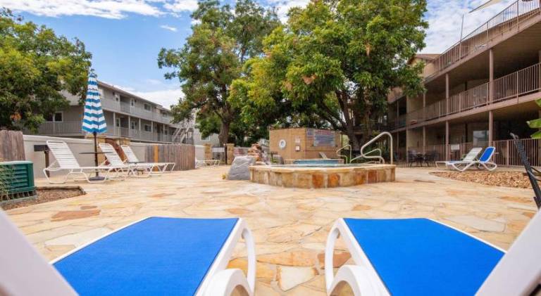 Vacation home with jacuzzi — photo 4