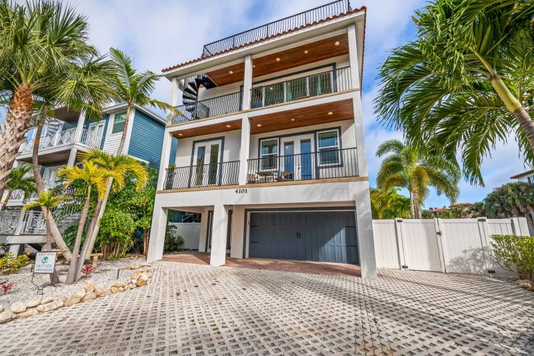 House  Holmes Beach