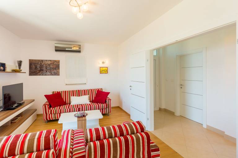 Fully equipped ample villa with patio, private pool & garden | Pets are welcome — photo 3