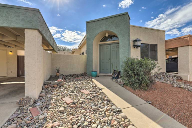 Sunny Tucson Townhome w Patio & Mountain Views