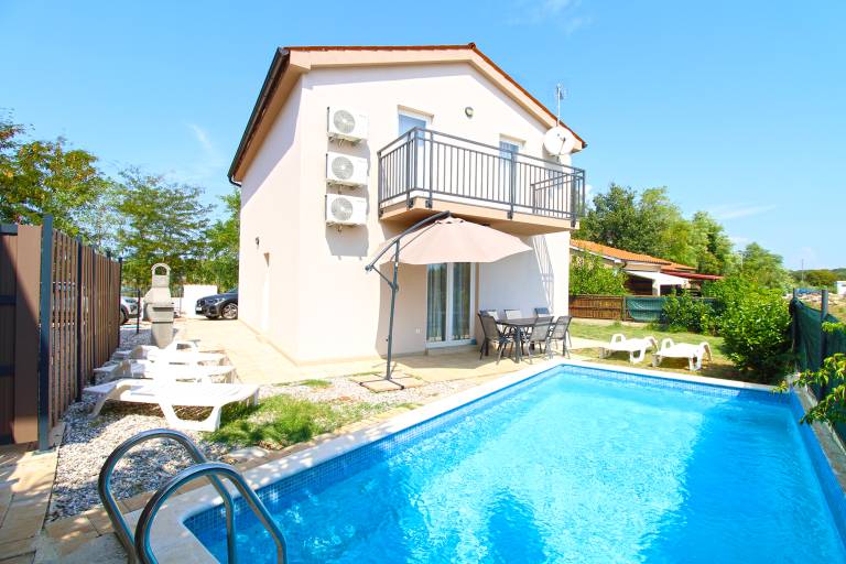 House with pool, terrace & barbecue — photo 4