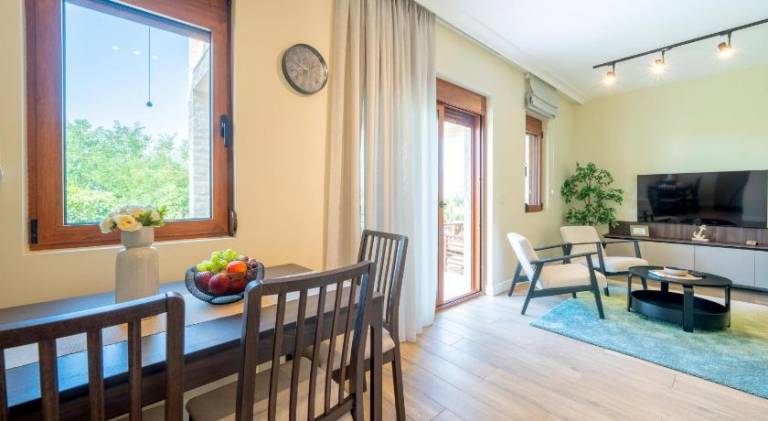 Rental apartment with patio, yard & barbeque — photo 3