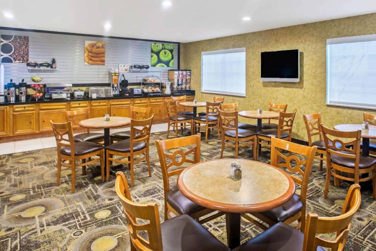 La Quinta Inn & Suites by Wyndham Fort Smith — photo 4