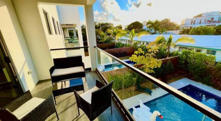 Vacation home with pool — photo 4