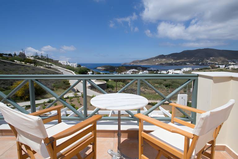 Fully equipped vacation home with garden, barbecue & terrace | Mountain view | Beach nearby | Pet-friendly in Syros