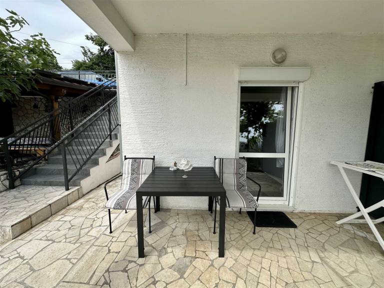 Rental apartment with patio — photo 4