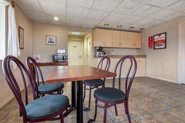 Econo Lodge Dewitt I-90 — photo 5