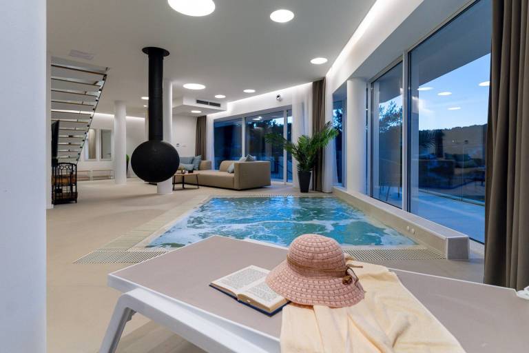 Fully equipped charming villa with hot tub, yard & private pool | Water view | Pets are welcome — photo 2