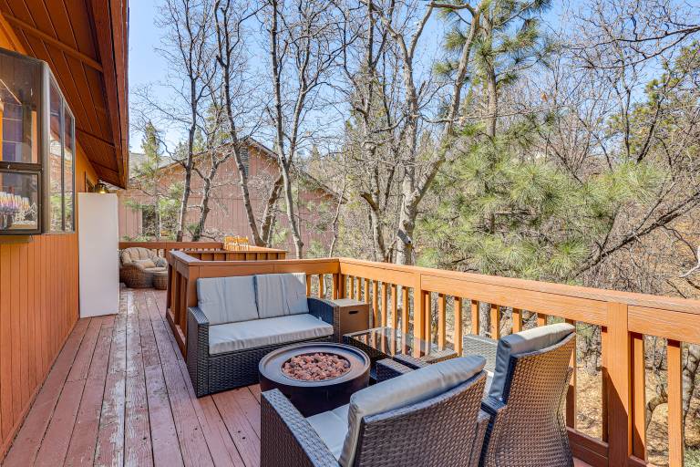 8 Mi to Big Bear Lake: Cabin w/ Deck & Fireplace — photo 3