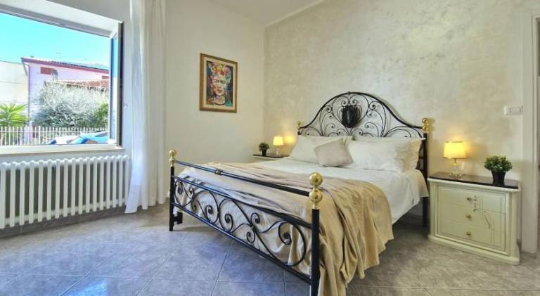 Rental apartment with 2 rooms for 6 persons in Fermo