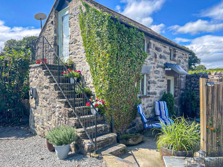 Children-friendly pleasant cottage with yard & jacuzzi | Pets are welcome in Conwy