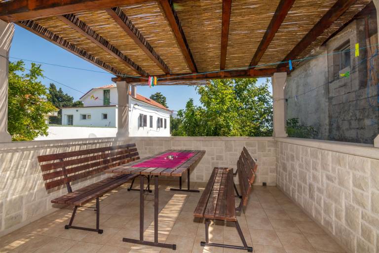 Vacation home with grill & yard — photo 2
