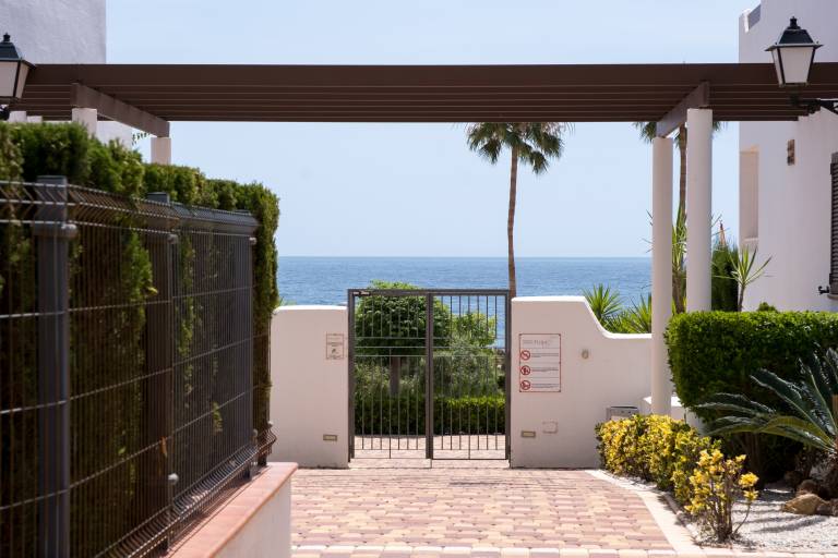 Holiday apartment with heated pool, garden & jacuzzi | Sea view — photo 4