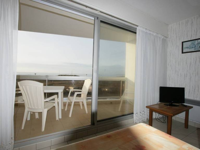 Cozy 1-BR Apt, 100m from Beach, Pet-Friendly, Balcony with Nice View — photo 4