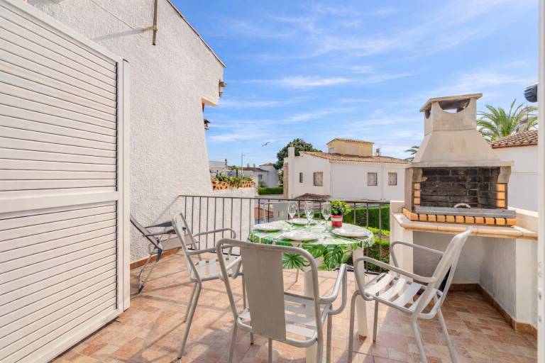 Holiday apartment with terrace, yard & grill | Close to the beach | Pet-friendly in Roses