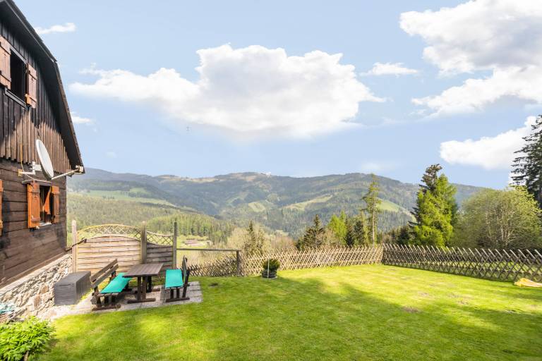 Vacation home with terrace & yard | Mountain view — photo 5