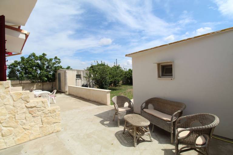 Vacation home with yard — photo 2