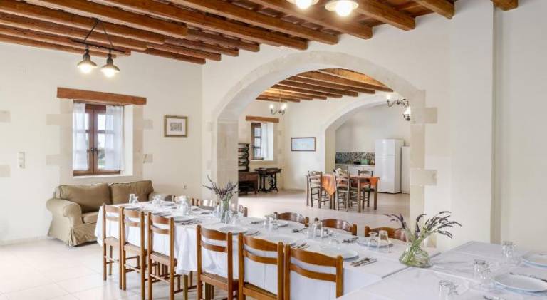 Arodamos Villa with a pool, children's games, and BBQ, perfect for 23 people! — photo 4