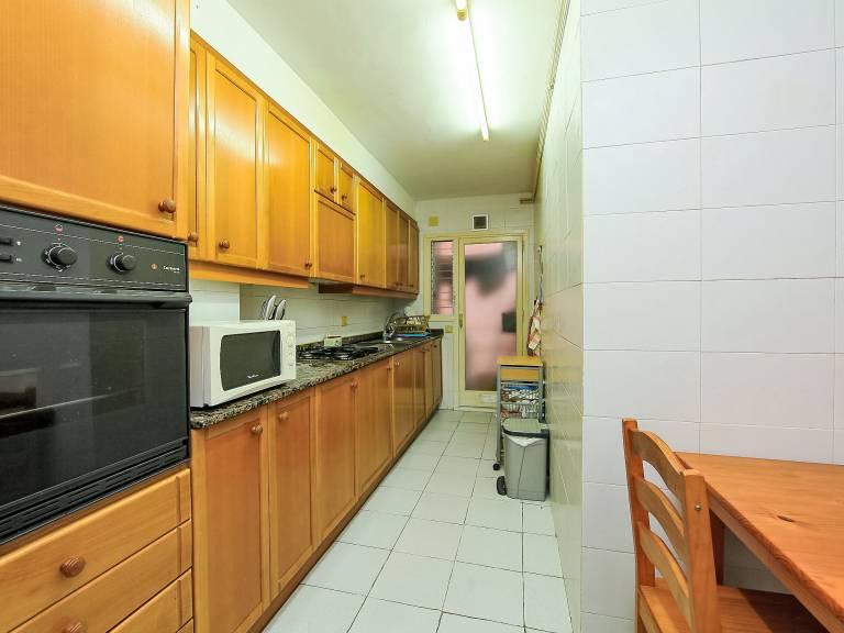 Holiday apartment with terrace, garden & pool — photo 4