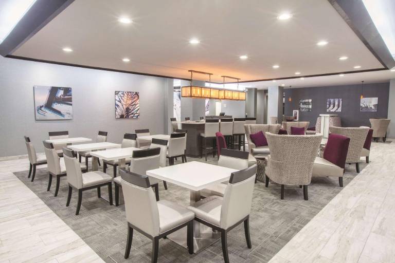 La Quinta Inn & Suites by Wyndham Kingsville — photo 5