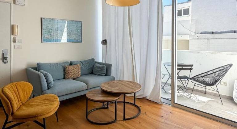 Lovely 2BR with Balcony at Gordon Beach by FeelHome in Tel Aviv