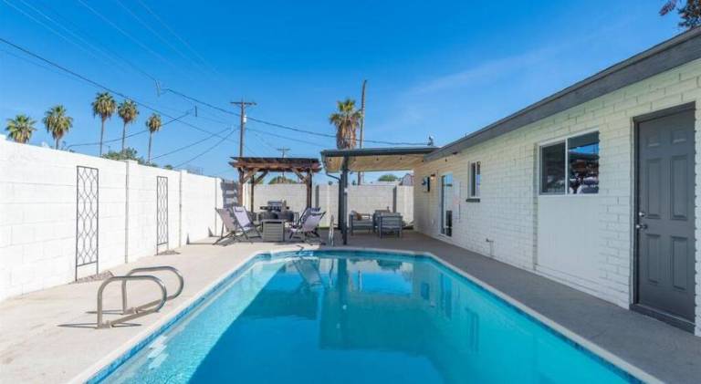House with pool — photo 4