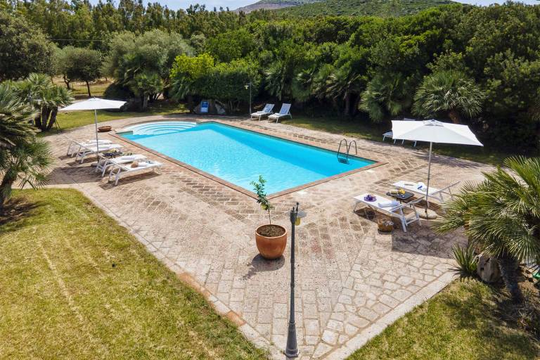 Vacation home with terrace, private pool & yard — photo 5