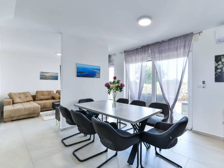 Fully equipped house with patio, garden & private pool | Pets are welcome — photo 4
