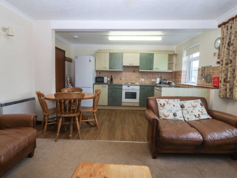 Children-friendly cottage with hot tub & pool | Pets allowed — photo 4