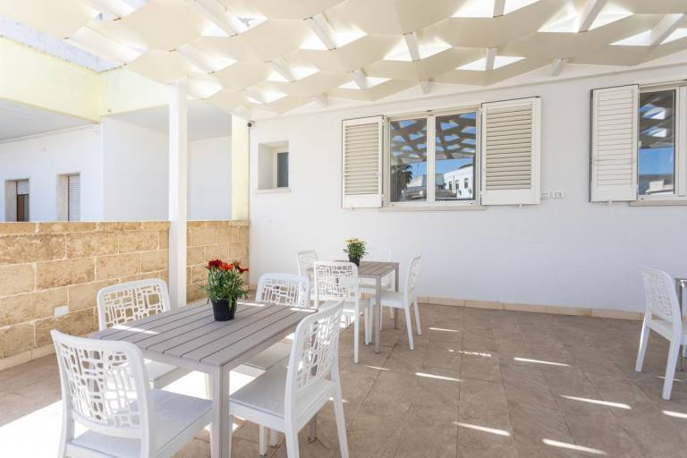 Family-oriented B&B with terrace & yard | City view | Pets allowed — photo 4