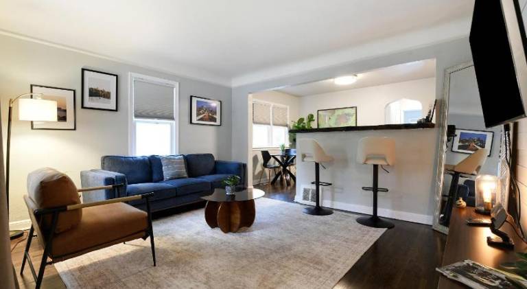 Fully equipped beautiful vacation home with barbeque | Dogs allowed in Minneapolis, MN