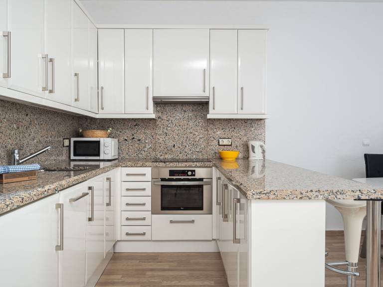 Holiday apartment with garden & patio | Sea view — photo 4
