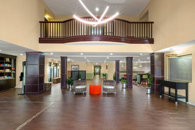 La Quinta Inn & Suites by Wyndham Florence — photo 4