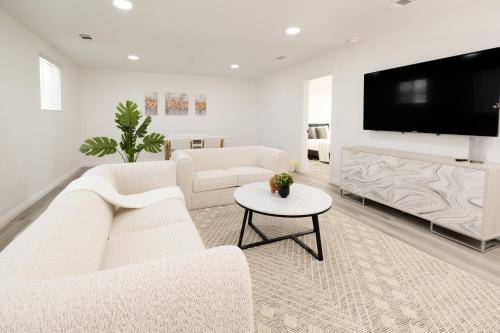 Charming LA Retreat Near USC & Downtown Highlights 1 Bedroom with shared access