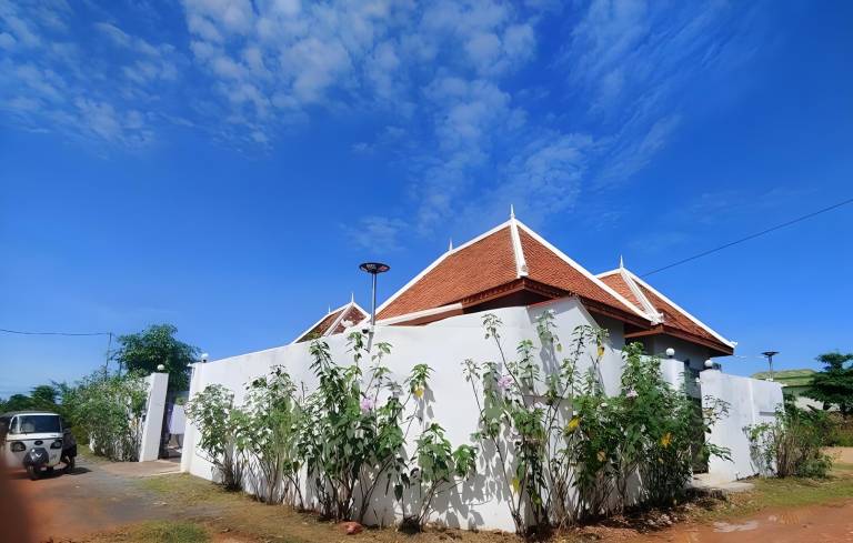 Villa with barbecue, yard & pool — photo 4