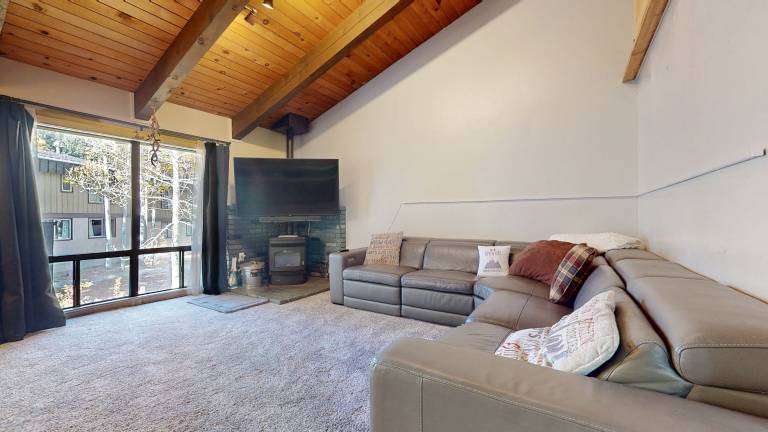 Condo with pool, hot tub & BBQ | Mountain view — photo 4