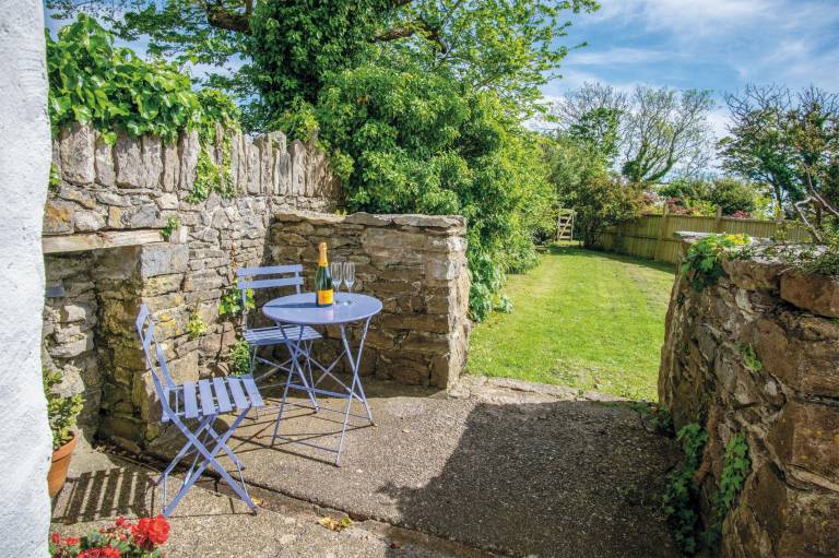 Family-friendly cottage with fast internet & yard | Pets are welcome in Tenby