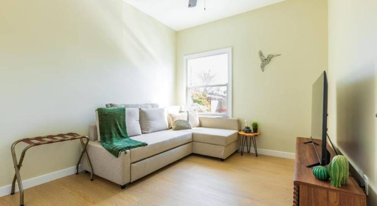 Cozy Sunny Brand-New Apt 1 Block From the Beach — photo 2