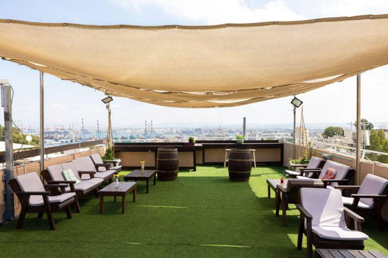 Serviced apartment with terrace & yard | Perfect for remote work | Pets allowed — photo 3