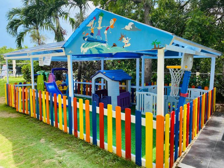 Bungalow with BBQ, yard & pool | Suitable for remote work — photo 5