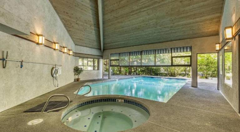 House with hot tub — photo 2