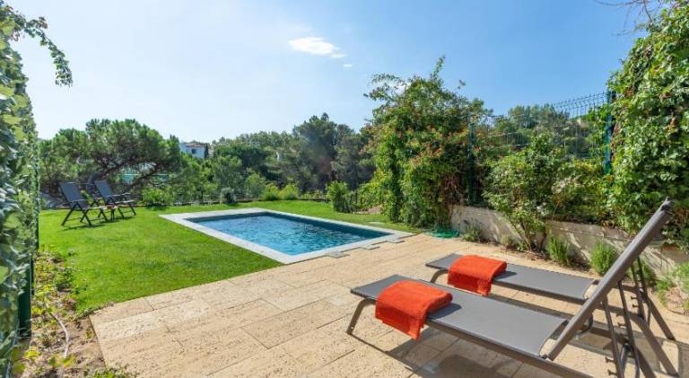 Fully equipped wonderful house with BBQ, terrace & garden | Suitable for remote work | Dogs allowed in Cascais