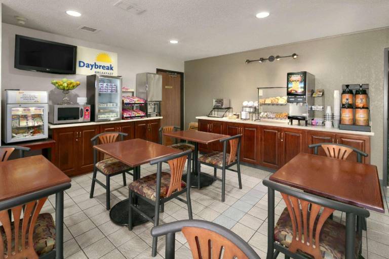 Days Inn by Wyndham Willmar — photo 2