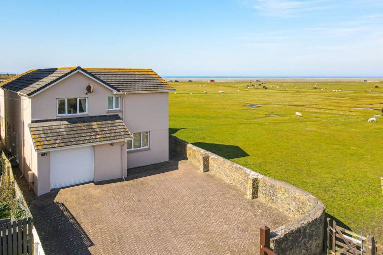 Fully equipped wonderful cottage with yard | Water view | Pet-friendly in Bideford