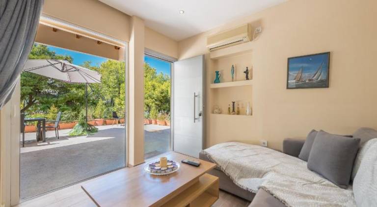Apartment with terrace in Vari-Voula-Vouliagmeni
