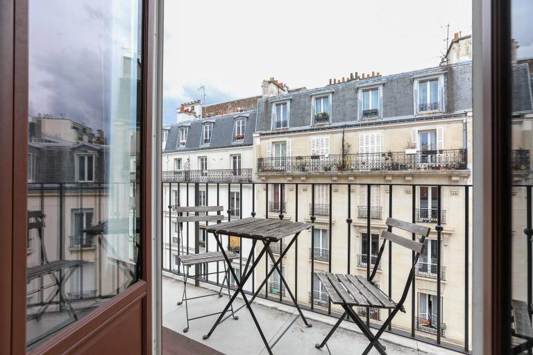 Charming cocoon with a view of the Eiffel Tower
