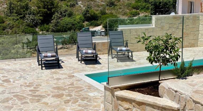 Villa with pool — photo 4