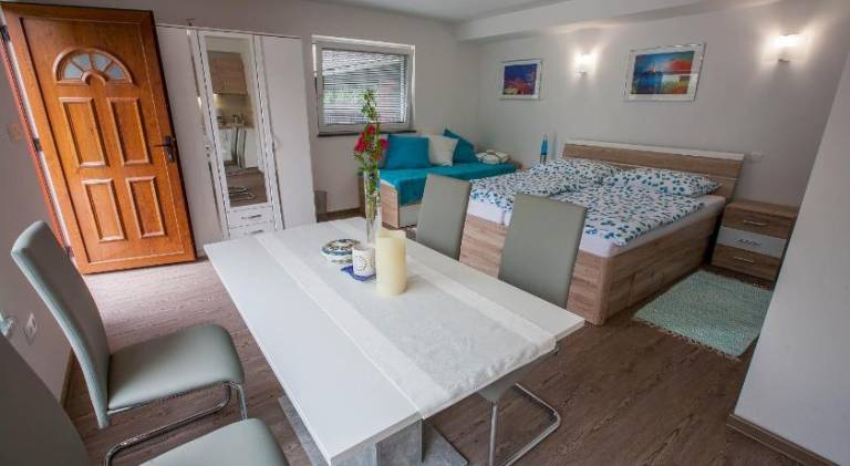 Apartment with patio, yard & BBQ — photo 2